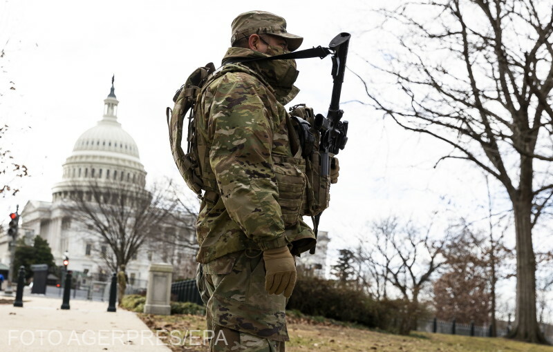 Nemzeti gárdista a washingtoni Capitolium előtt Fotó: Agerpres