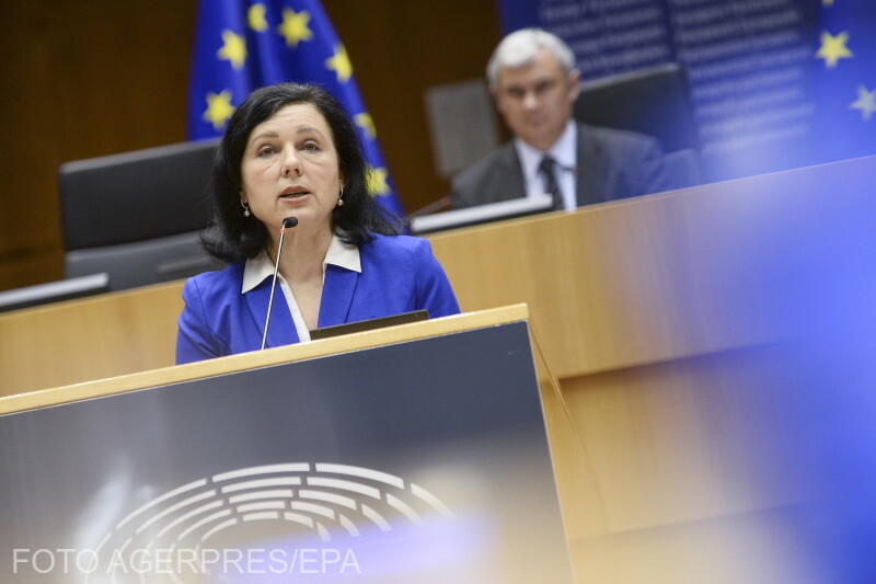 Vera Jourová uniós biztos ismertette a jelentést | Fotó: Agerpres