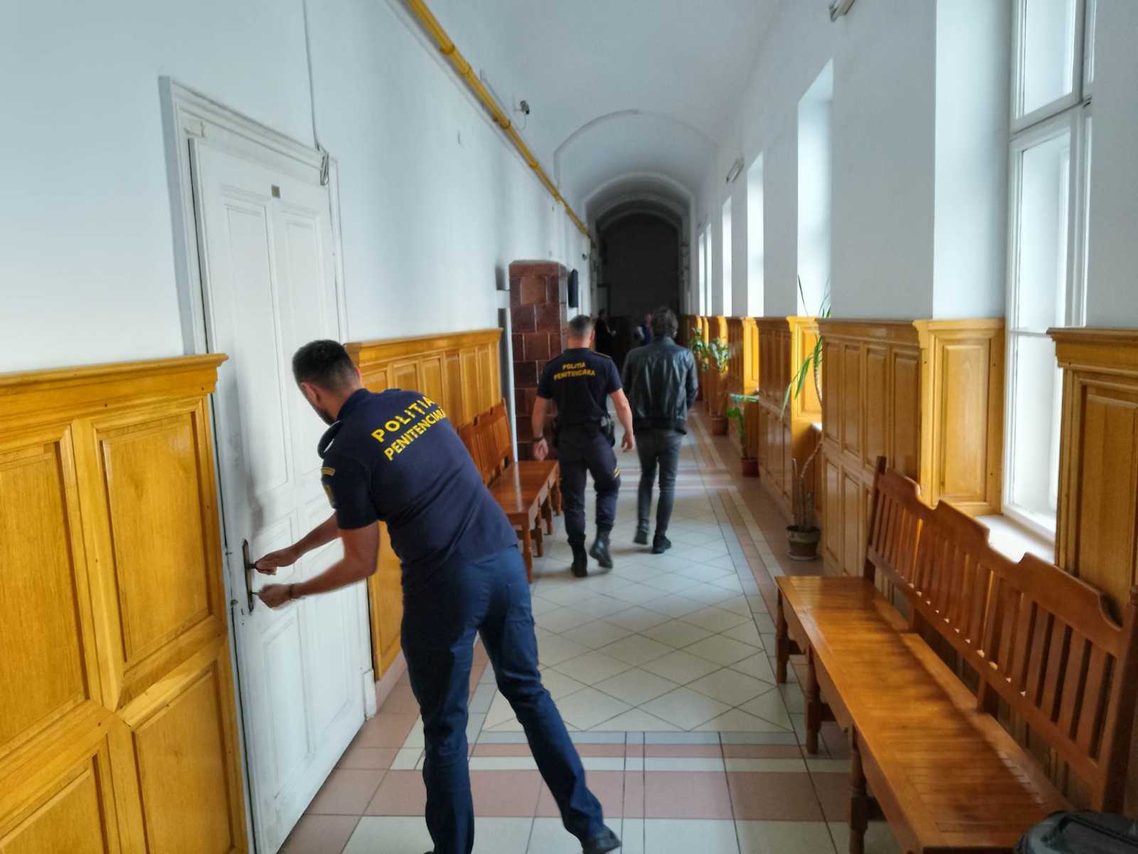 Fegyőrök viszik el a tárgyalóteremből Boné Ferencet a június 6-ai tárgyalás után | Fotó: Borsi Balázs