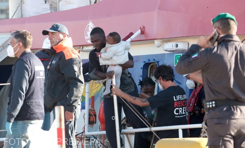 Hajón érkező migránsok az olasz partoknál Fotó: Agerpres
