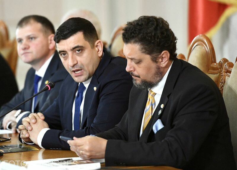 Claudiu Târziu a jobb oldalon, középen George Simion Aur elnök | Fotó: Agerpres