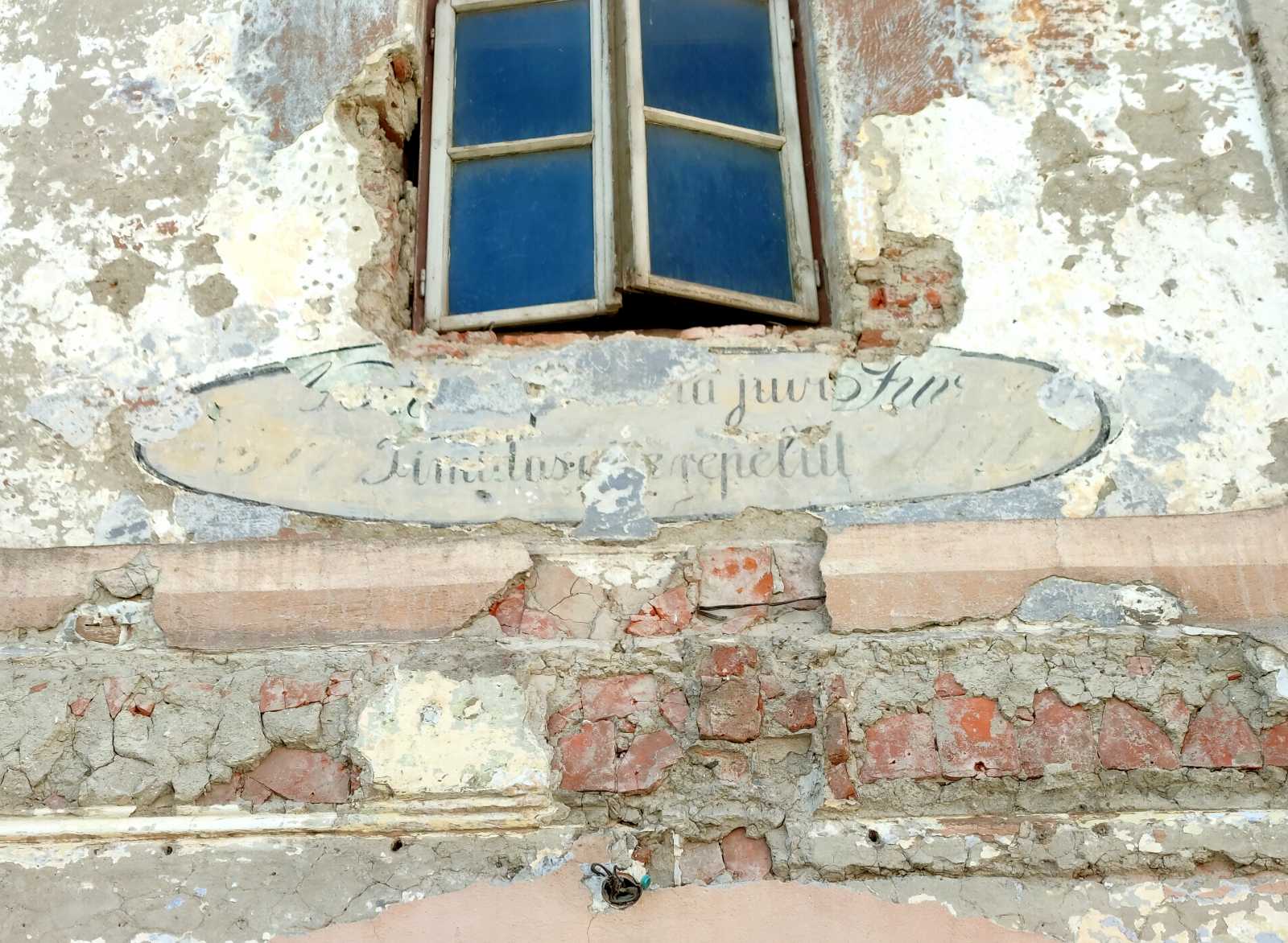 A főbejárat feletti feliraton is látszik, hogy többször átfestették