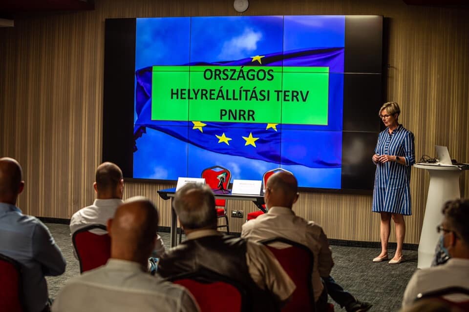 Hegedüs Csilla, az európai alapok minisztériumának korábbi államtitkára országos tájékozató turnén ismertette annak idején a közösségi vezetőkkel a PNRR nyújtotta lehetőségeket | Fotó: Hegedüs Csilla Facebook-oldala