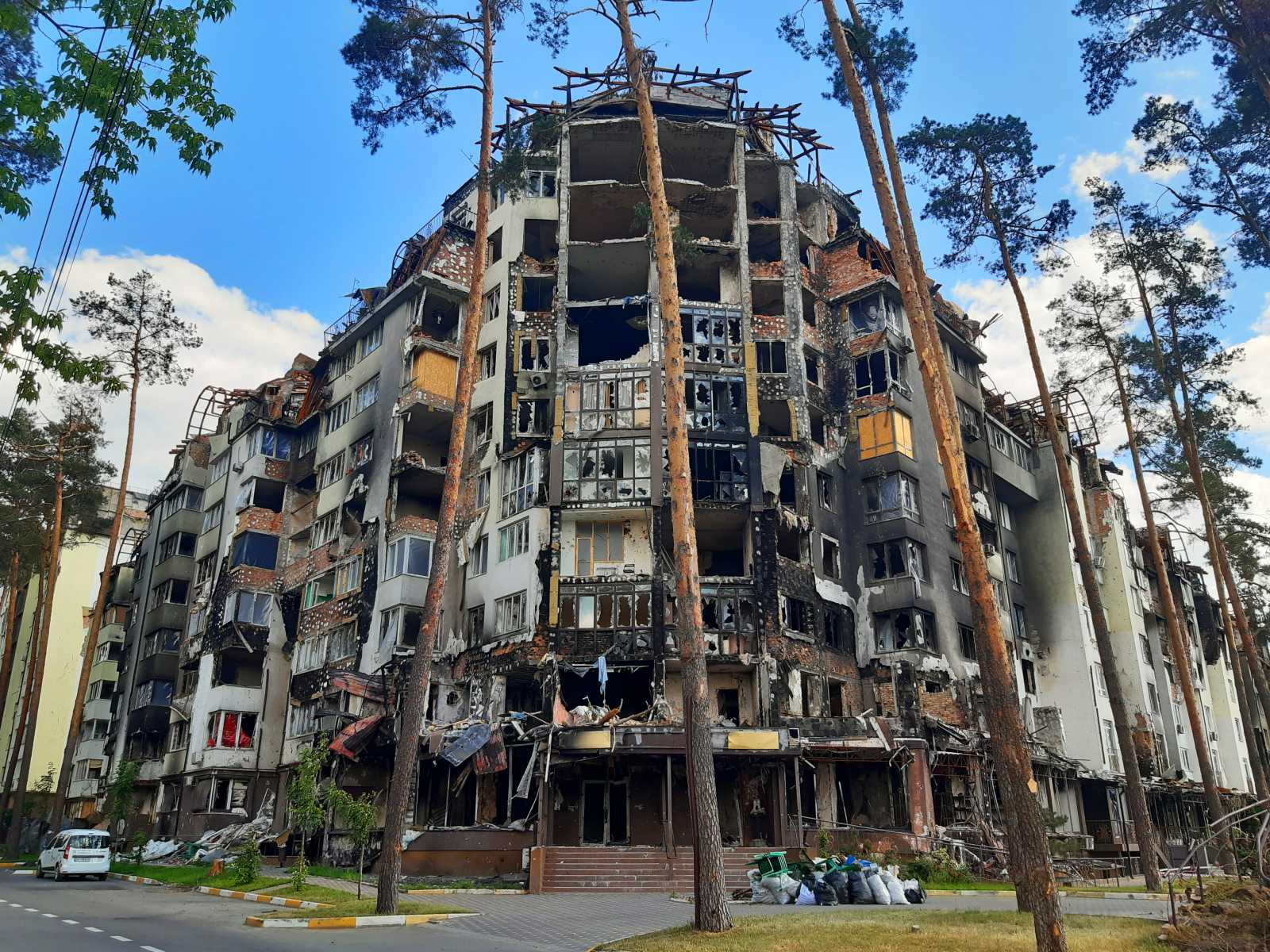 Szétlőtt lakóépület Irpinyben | Fotó: Wikipedia