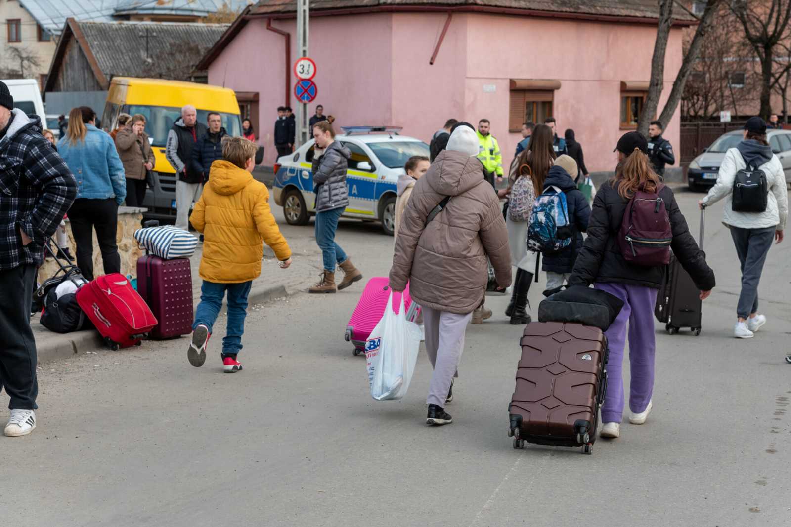 Ukrajnai menekültek érkeznek a máramarosszigeti határátkelőhöz | Fotó: Kiss Gábor