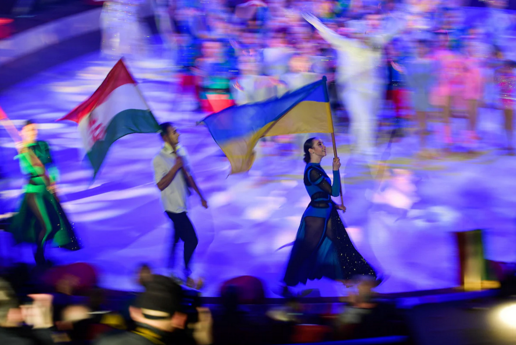 Művészek viszik a magyar és az ukrán zászlót a Dnyiprói Fényes Porond Nemzetközi Gyermekcirkusz Fesztiválon 2023. január 2-án Budapesten l Fotó: The Washington Post/Mónus Márton/Reuters