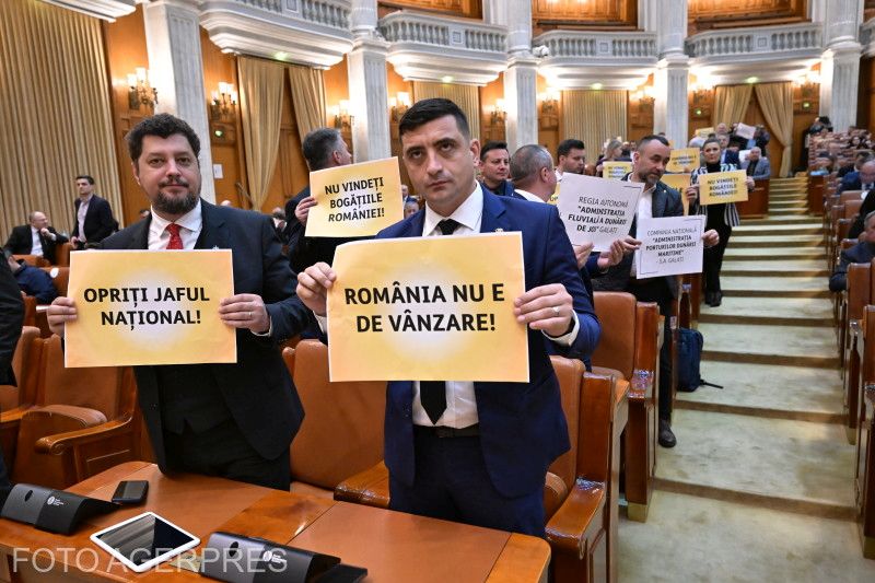 Transzparenseket vittek a parlamentbe, ami tilos | Fotó: Agerpres
