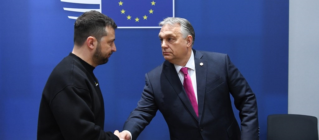 Orbán Viktor és Volodimir Zelenszkij kézfogása Brüsszelben 2023. február 9-én l Fotó: Európai Tanács
