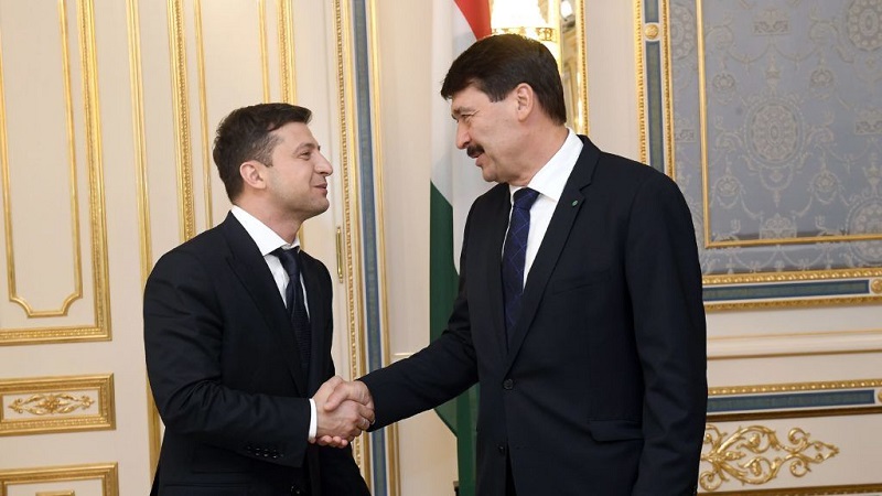 Áder János Kijevben gratulál a frissen beiktatott Volodimir Zelenszkijnek 2019. május 20-án l Fotó: MTI/Kovács Tamás