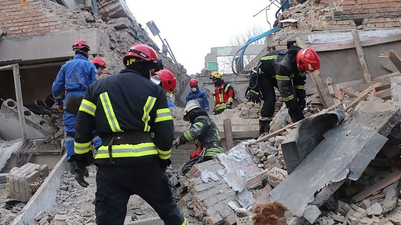 Áldozatokat keresnek romok között a tűzoltók 2023. március 22-én, miután az éjjel orosz dróntámadás érte a Kijevi területen fekvő Rzsiscsivet l Fotó: Magyar Nemzet/Ukrán Állami Katasztrófaelhárító Szolgálat