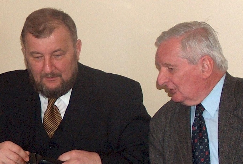 Pomogáts Béla és a szerző az Illyés Alapítvány egyik 2003-as ülését követő sajtótájékoztatón l Forrás: a szerző archívuma