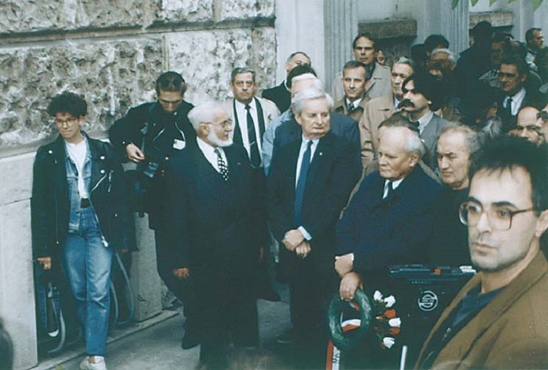 Az Írószövetség 1956-os tevékenységét idéző emléktábla leleplezésre várva 1992. október 23-án. Az előterében Pomogáts Béla, Göncz Árpád és Tornai József l Fotó: arcanum.com