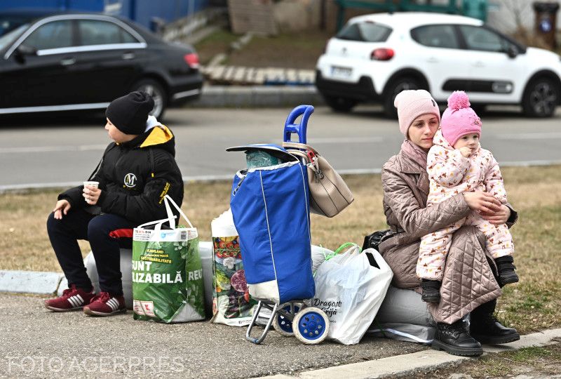 Ukrajnai családanya a gyerekeivel a bukaresti Romexpón berendezett befogadóközpontban | Fotó: Agerpres