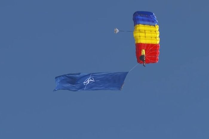 Megadták a módját: ejtőernyősök szálltak le Vásárhely főterén a román és a NATO-zászlóval | Forrás: a kormány Facebook-oldala