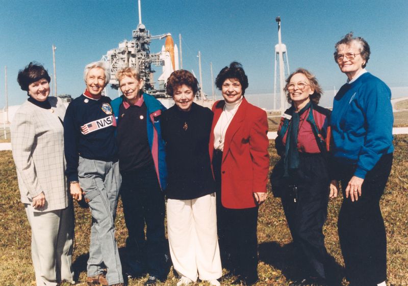 Mercury 13 – hét FLAT-os az STS-63 indításán 1995-ben. Balról jobbra: Gene Nora Jessen, Wally Funk, Jerrie Cobb, Jerri Sloan Truhill, Sarah Ratley, Myrtle Cagle és Bernice Steadman | Forrás: Wikipedia