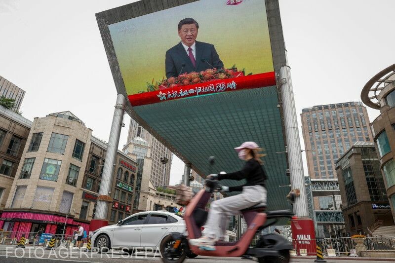 Hszi Csin-ping kínai elnök egy hongkongi kivetítőn