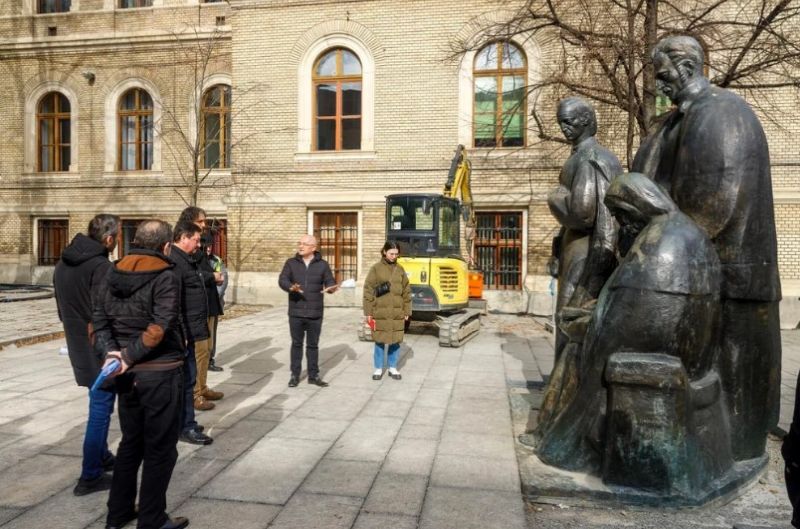Emil Boc vizsgálja a szoborcsoport talapzatát idén márciusban