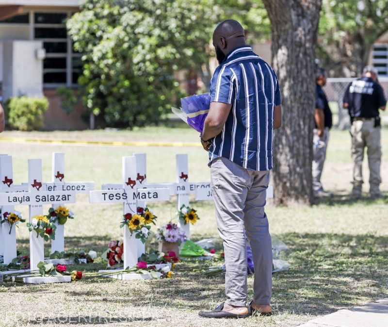 Megemlékező a tavaly májusi texasi, uvaldei általános iskolai lövöldözés áldozatainak sírjánál | Fotó: Agerpres/EPA