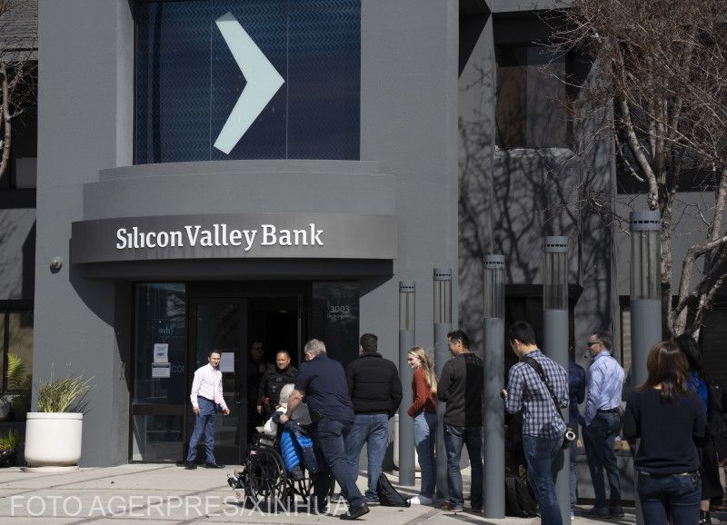 Betétesek a Silicon Valley Bank előtt | Fotó: Agerpres/Xinhua