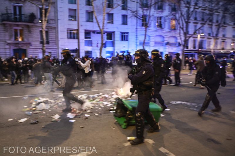 Tömegoszlató rendőrök hétfőn Párizsban | Fotó: Agerpres/EPA