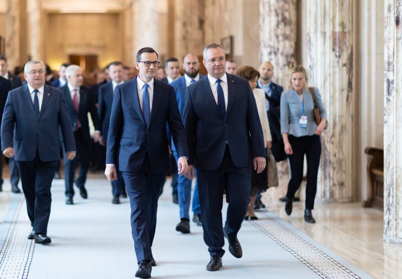 Mateusz Morawiecki és Nicolae Ciucă a közös kormányülésre menet | Fotó: gov.ro