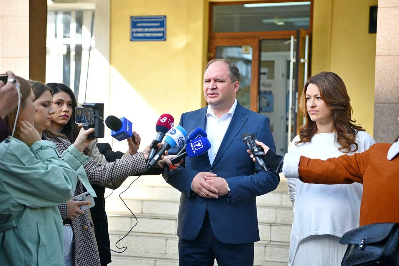Ion Ceban, Chişinău régi-új polgármestere felesége társaságában nyilatkozik az újságíróknak Fotó: Ion Ceban Facebook oldala