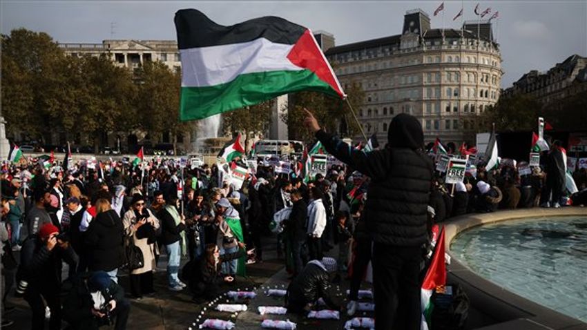 Palesztinokat támogató tüntetők a londoni Trafalgar téren Fotó: MTI