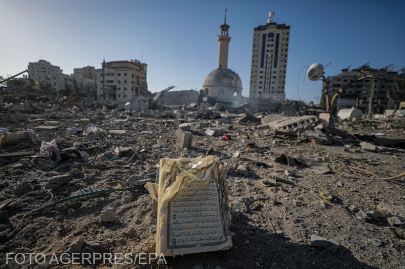 A Korán egy példánya hever a földön a lerombolt Al-Sejk-Zayed mecset előtt az izraeli légicsapásokat követően a Gázai övezet északi részén, november 4-én.