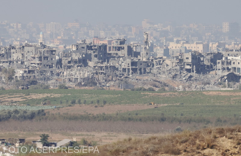 Légicsapások következtében lerombolt épületek a Gázai övezet északi részén, Szderótból nézve.