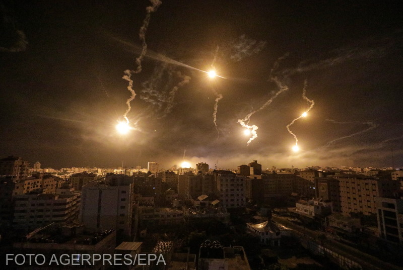 Az izraeli hadsereg fáklyái világítják meg az eget Nyugat-Gáza felett a Gázai övezet északi részén