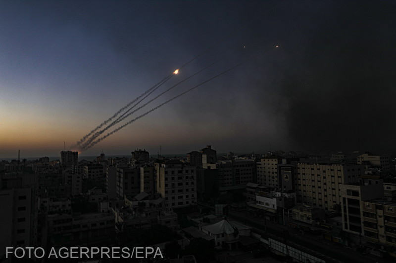 Palesztin harcosok rakétákat lőnek ki a Gázai övezet északi részéről Izrael felé november 7-én. 