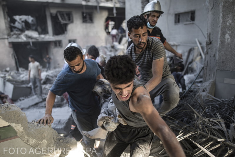 Palesztinok viszik egy izraeli csapás áldozatát Khan Júnisban, a Gázai övezet déli részén.