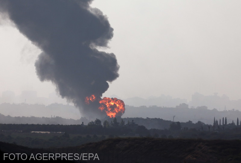 Robbanás a Gázai övezet északi részén végrehajtott légicsapást követően, a dél-izraeli Szderótból nézve, 2023. november 8-án. | Fotók: Agerpres/EPA