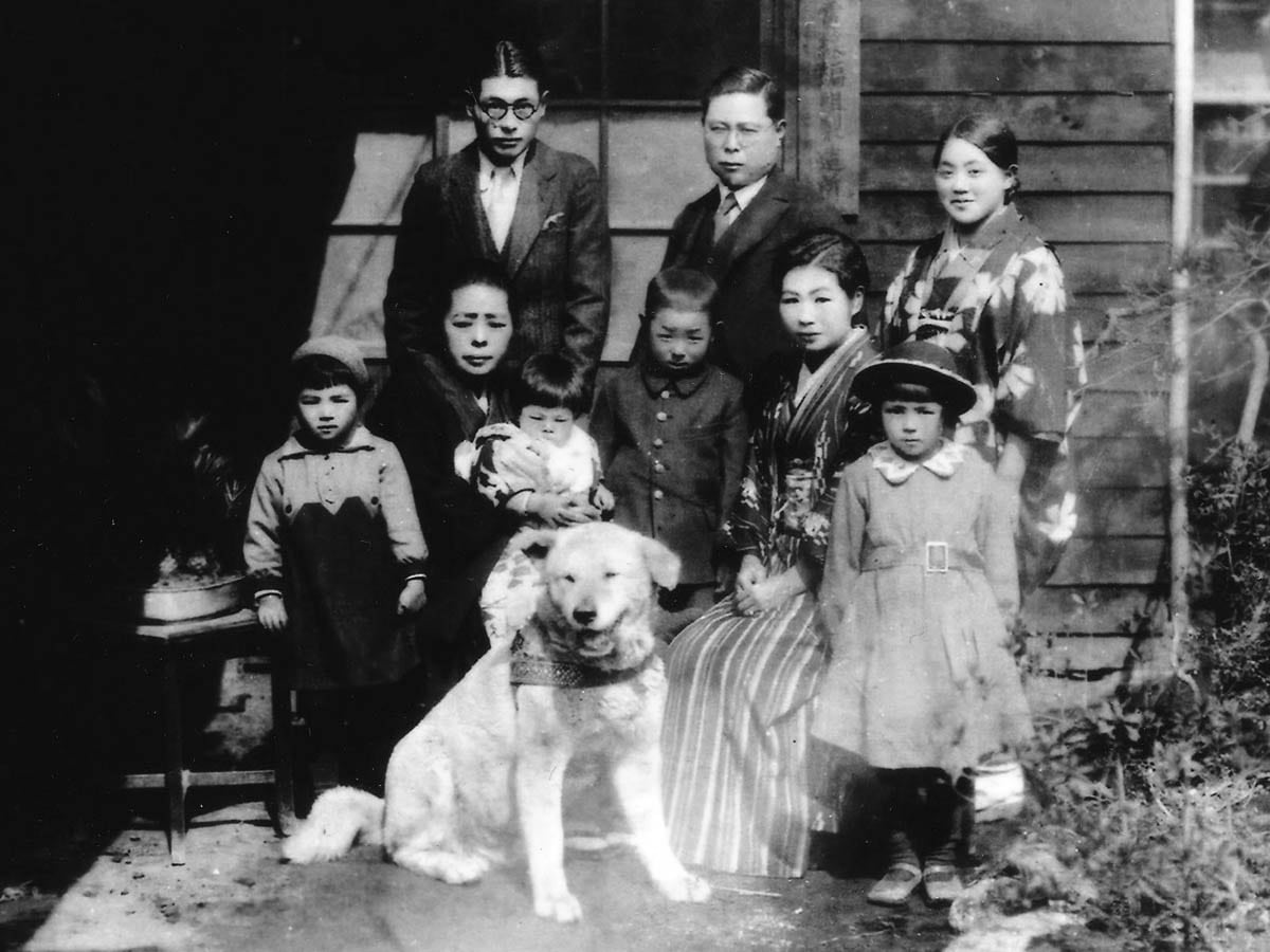 Hacsikó az őt örökbefogadó családdal 1924-ben | Fotó forrása: Wikipédia