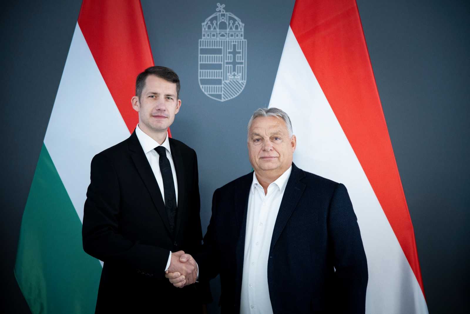Orbán Viktor miniszterelnök fogadja Pásztor Bálintot, a VMSZ megbízott elnökét a Karmelita kolostorban 2023. november 10-én l Fotó: MTI/Miniszterelnöki Sajtóiroda/Fischer Zoltán