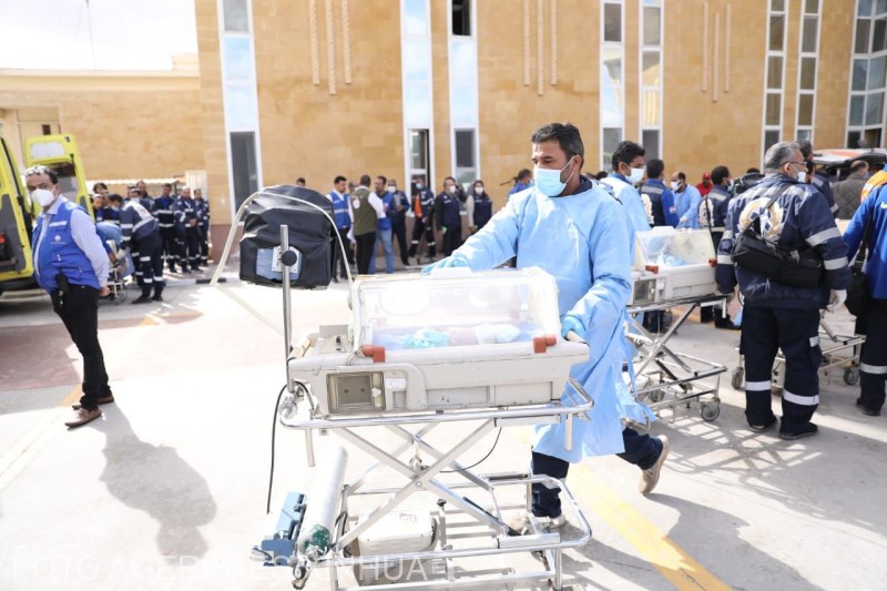 Egy koraszülött csecsemő a Gázai övezetből egy inkubátorban a rafahi átkelő egyiptomi oldalán november 20-án. Tizenhat csecsemőt az észak-sínai tartománybeli El Arish általános kórházba szállítottak, míg a többiek úton vannak a kairói kórházakba. | Fotó: Agerpres/Xinhua