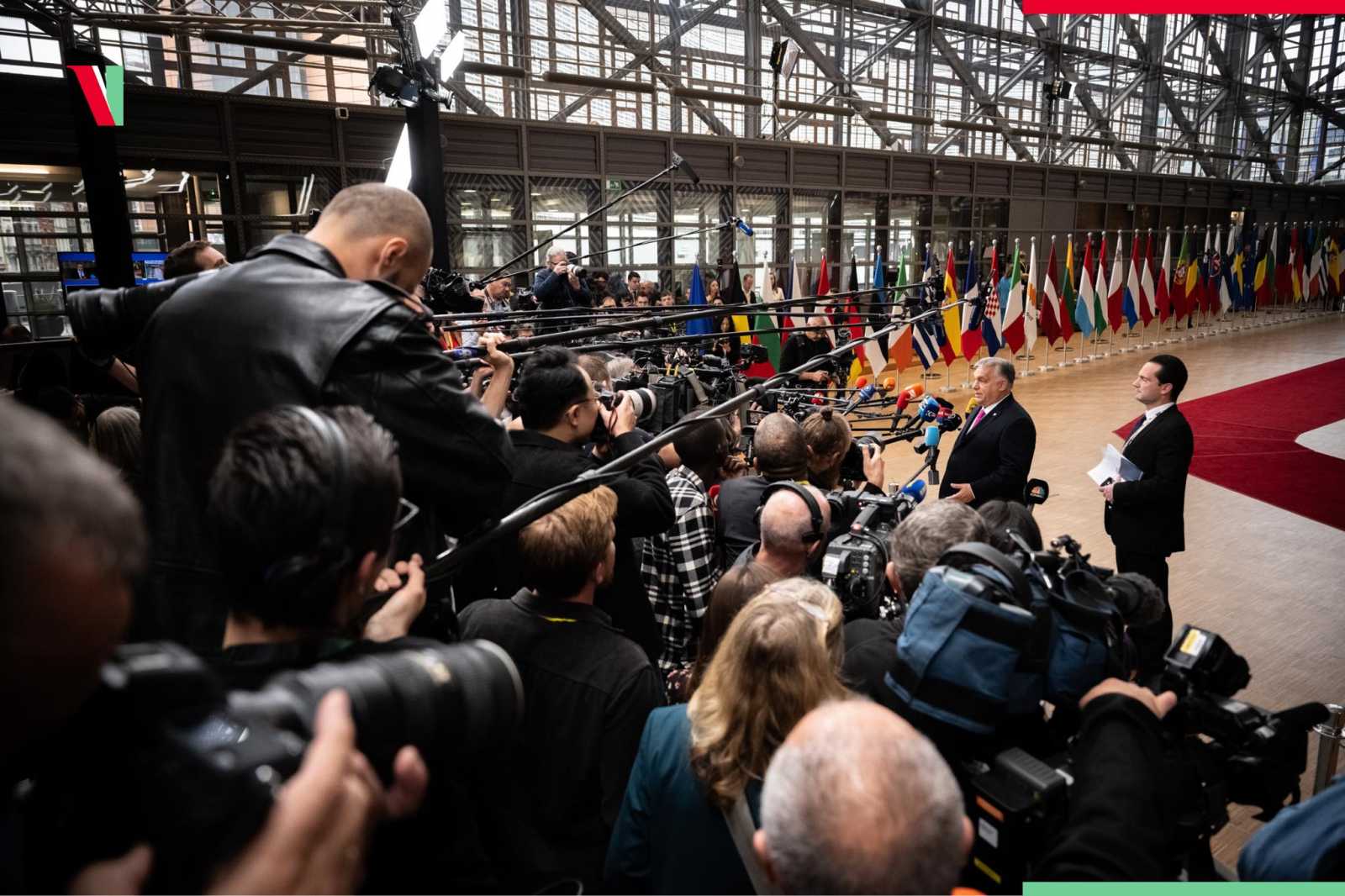 Orbán Viktor újságíróknak nyilatkozik Brüsszelben Fotó: Orbán Viktor Facebook oldala  