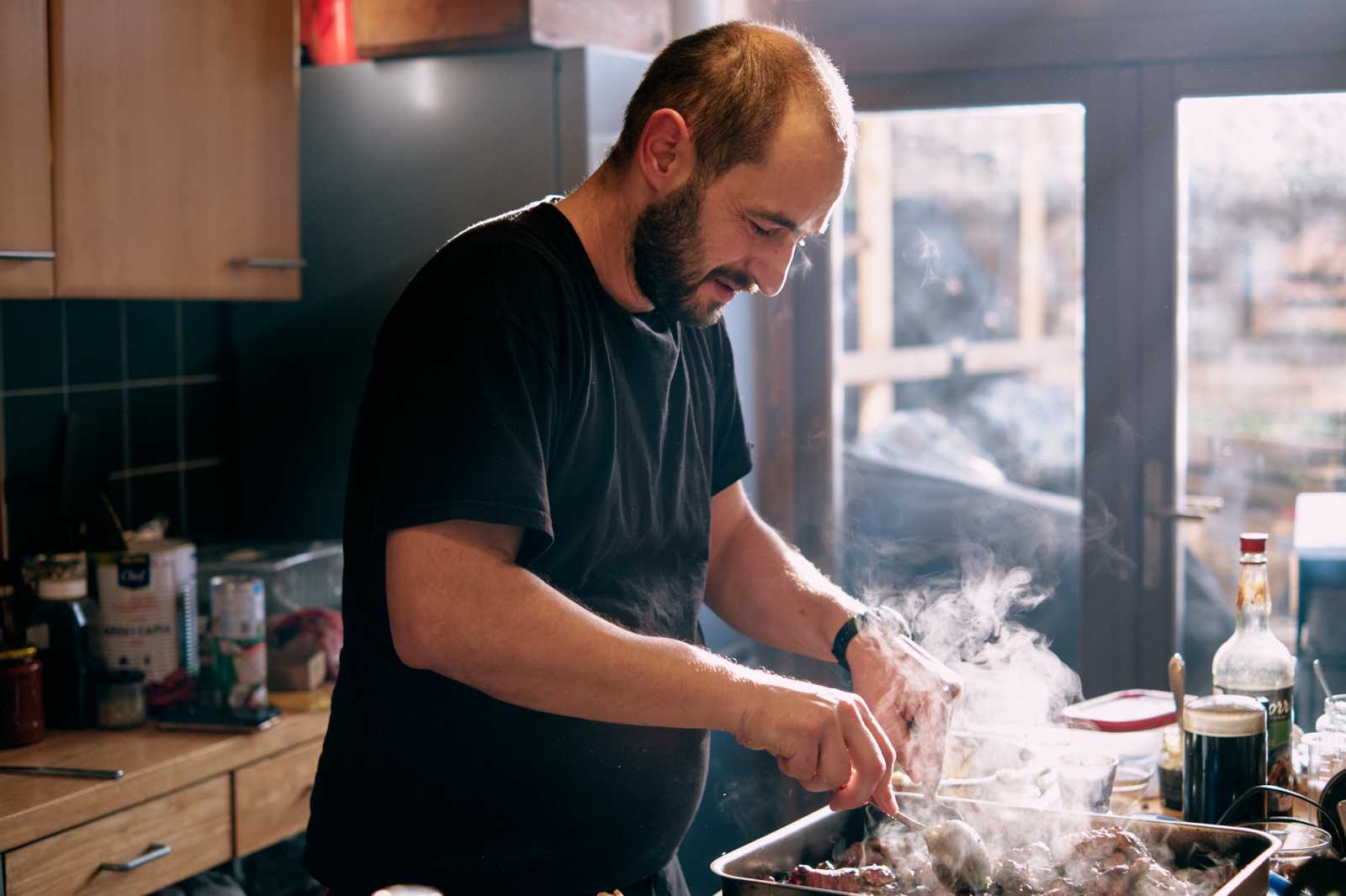 Szószékről a konyhába: a lelkészből lett séf ma saját otthonában tanít receptek nélkül, kreatívan főzni