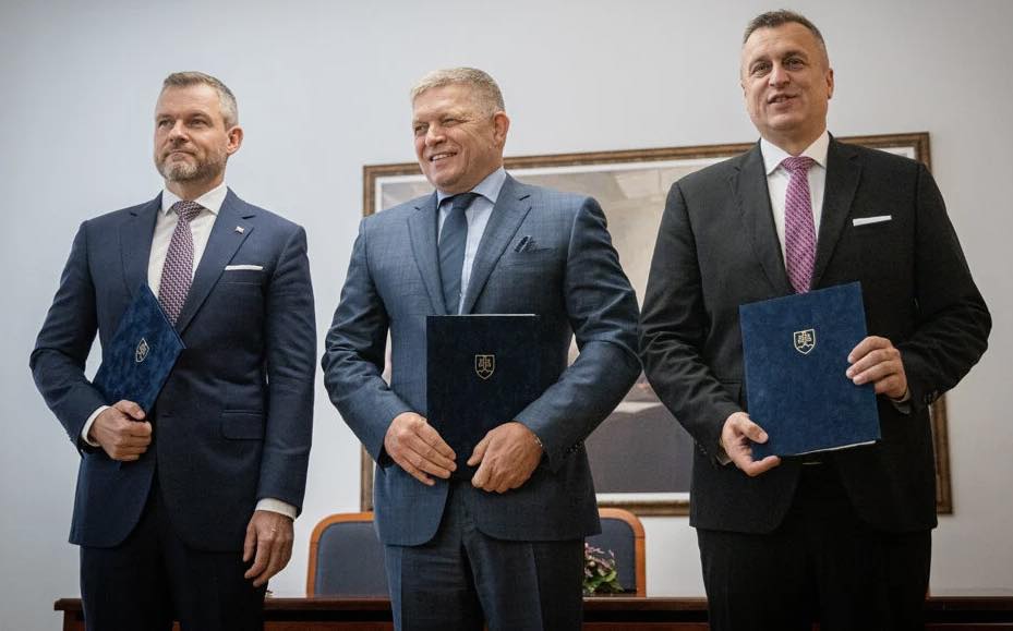 Balról jobbra: Peter Pellegrini, Robert Fico és Andrej Danko. Kényelmes parlamenti többségük lesz Fotó: Robert Fico Facebook oldala