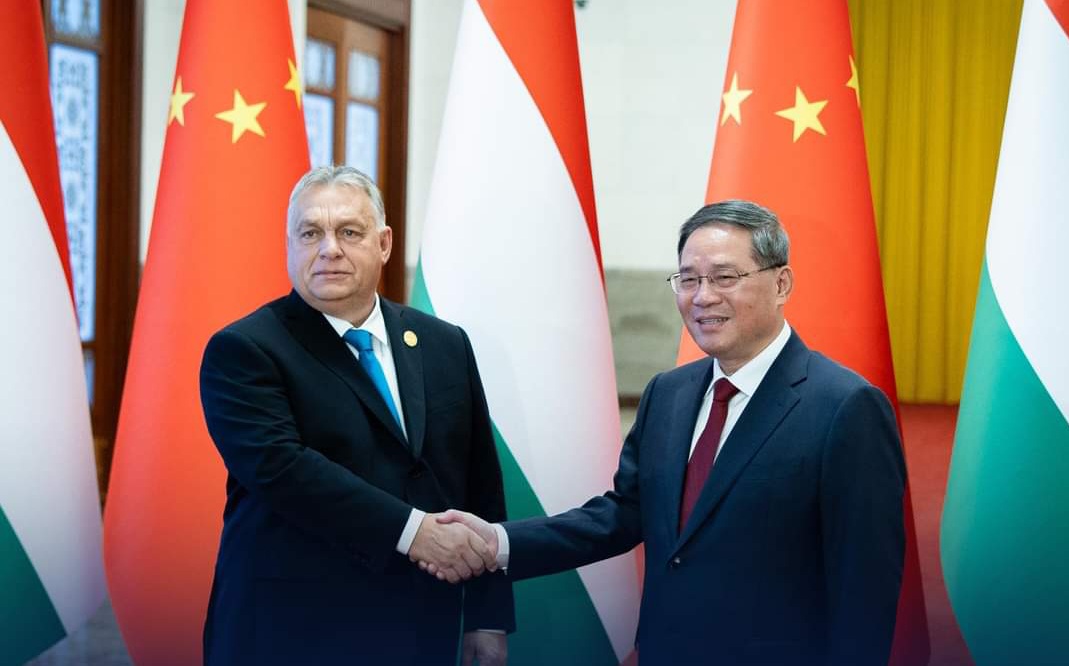 Orbán Viktor és Li Csiang kézfogása Pekingben Fotó: Orbán Viktor Facebook oldala