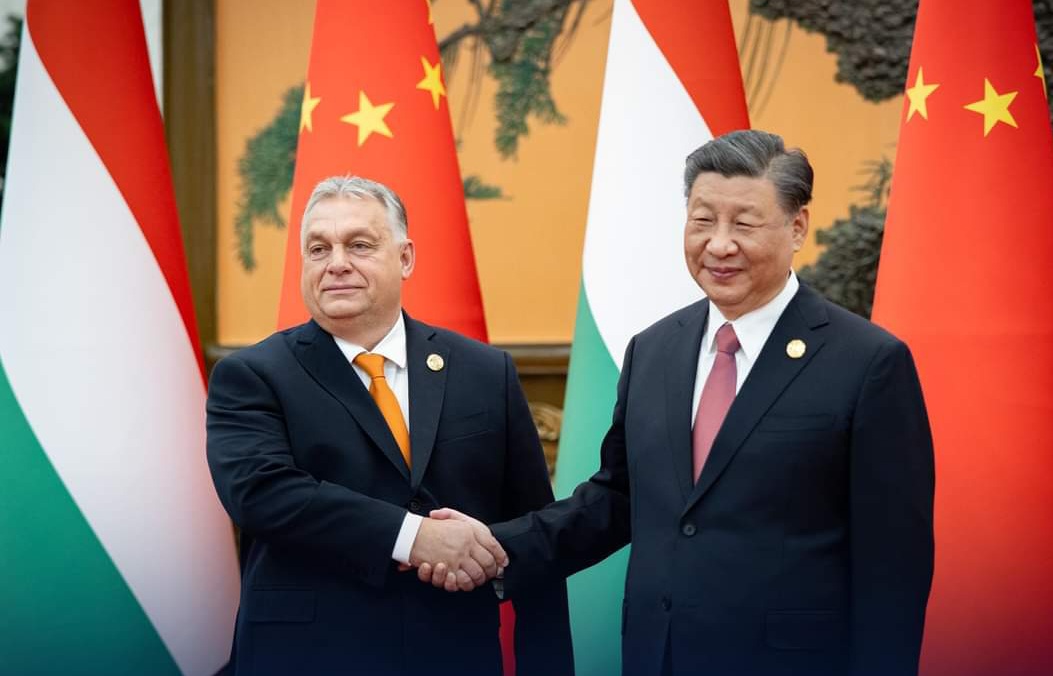 Kézfogás Pekingben Fotó. Orbán Viktor Facebook oldala