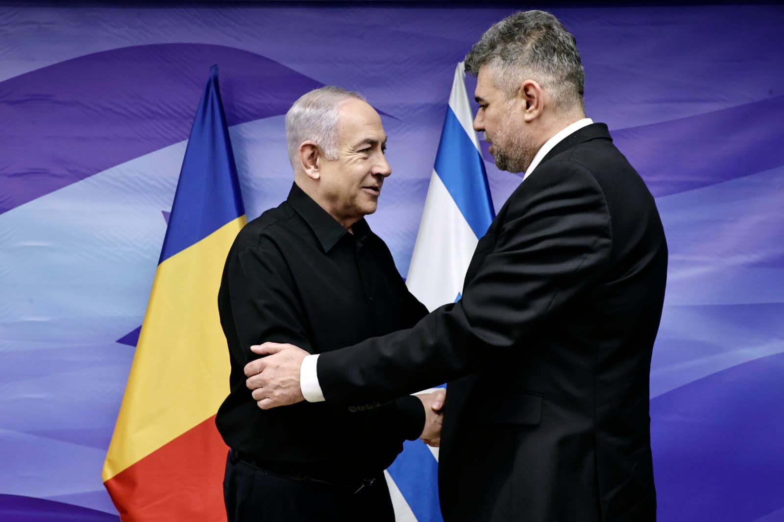 Az izraeli és a román miniszterelnök kézfogása Fotó: Marcel Ciolacu Facebook oldala
