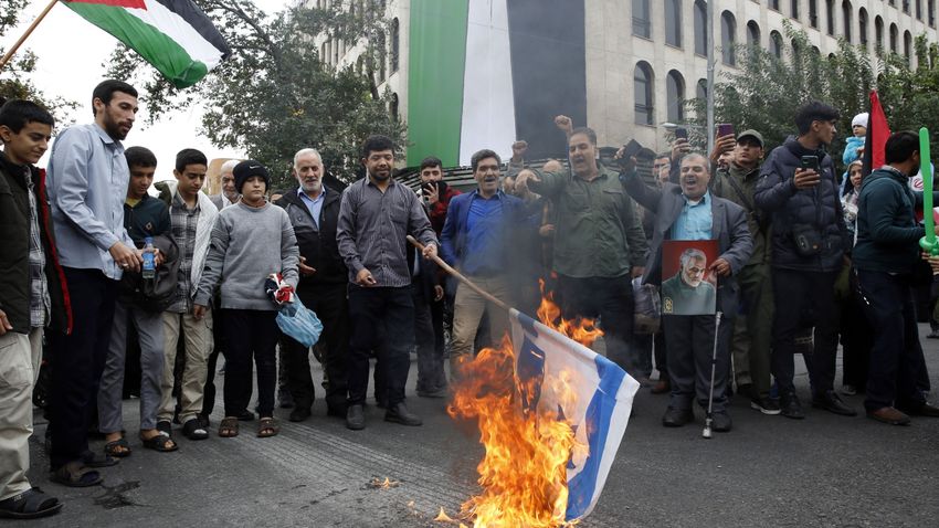 Izraeli zászlót égető tüntető irániak Teheránban Fotó: MTI