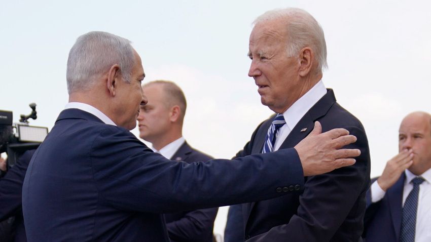 Netanjahu a tel-avivi repülőtéren fogadta Bident Fotó: MTI