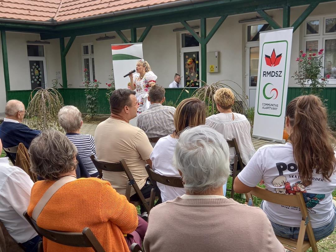 Pohly Boglárka énekelt a felenyedieknek | A szerző felvétele 