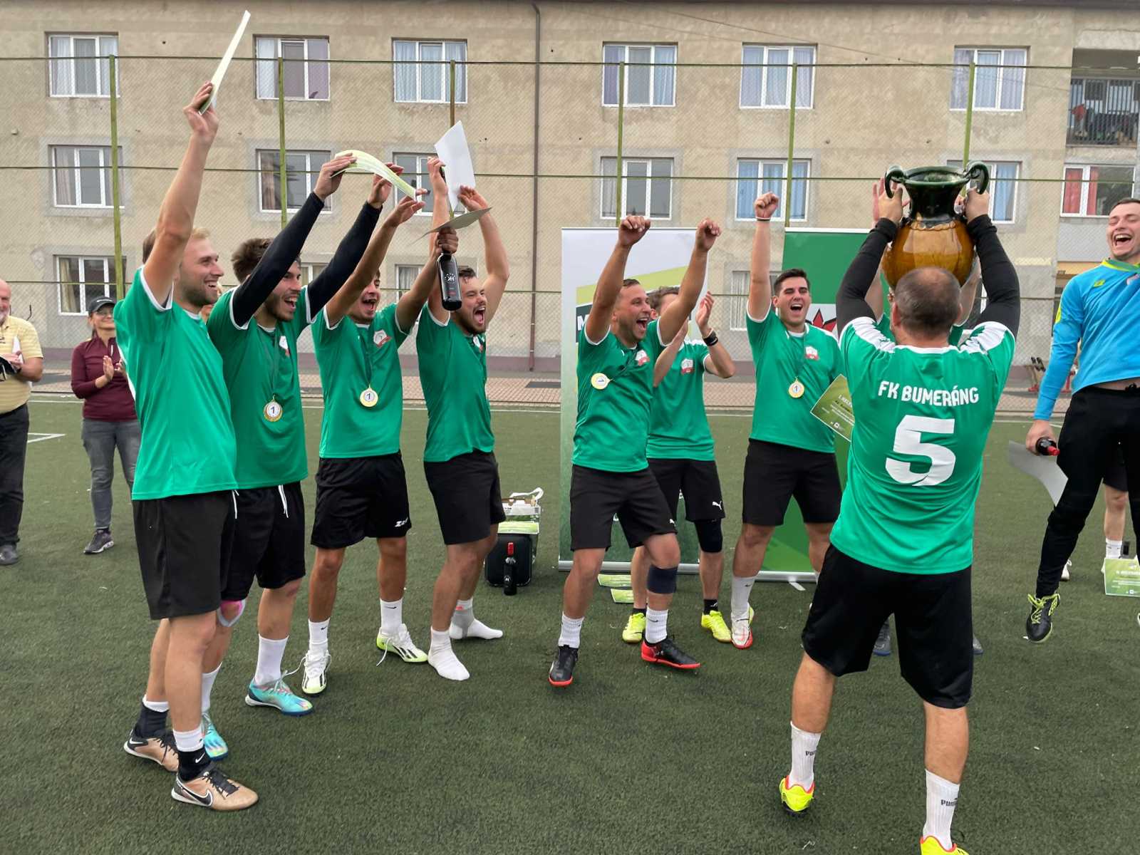 Ünnepelnek az FK Bumeráng játékosai | Fotó: Facebook/Máramarosi RMDSZ 
