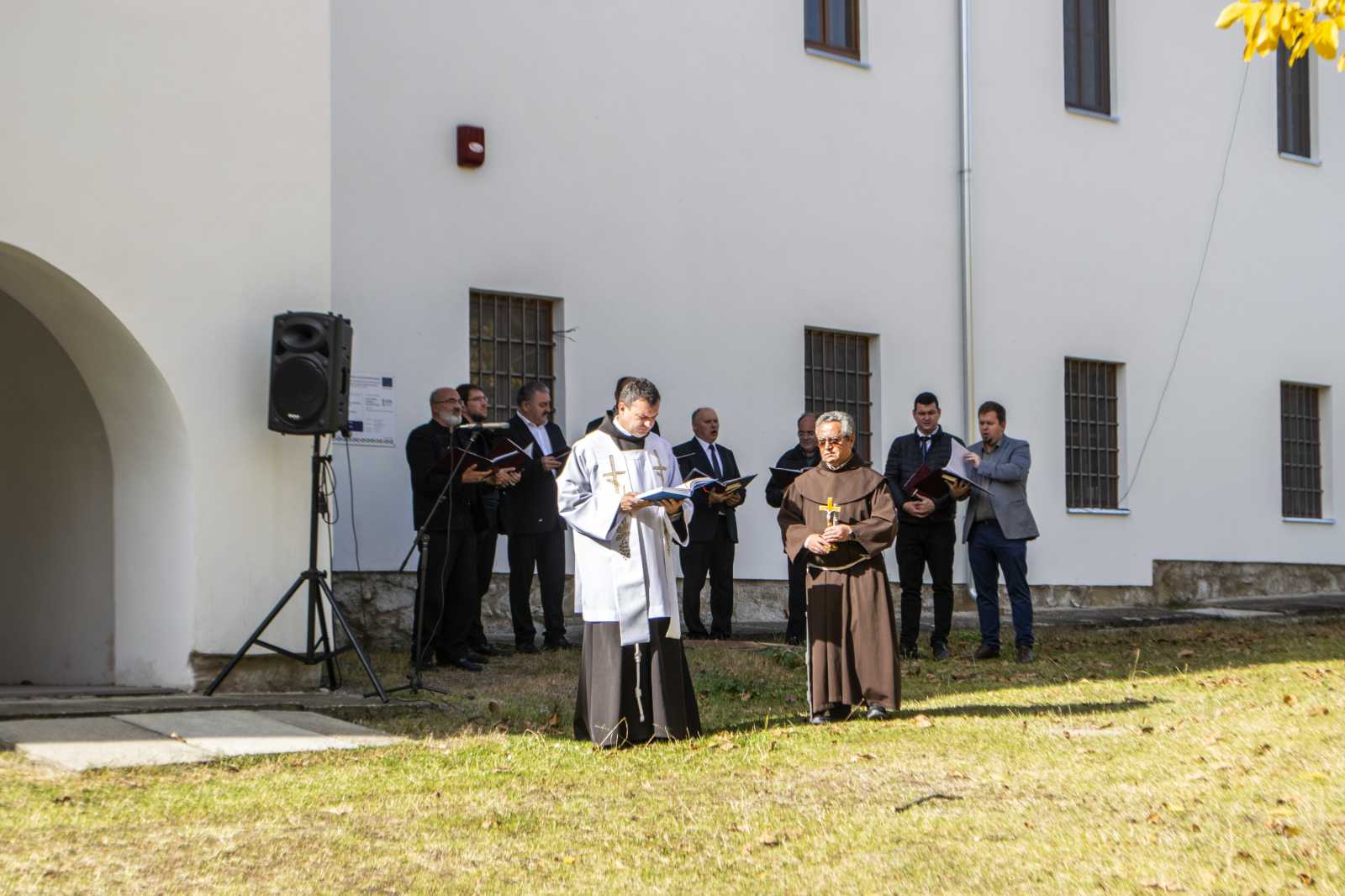 Urbán Erik rendfőnök mellett jobbról Szilveszter-testvér, az esztelneki kolostor vezetője | A szerző felvétele