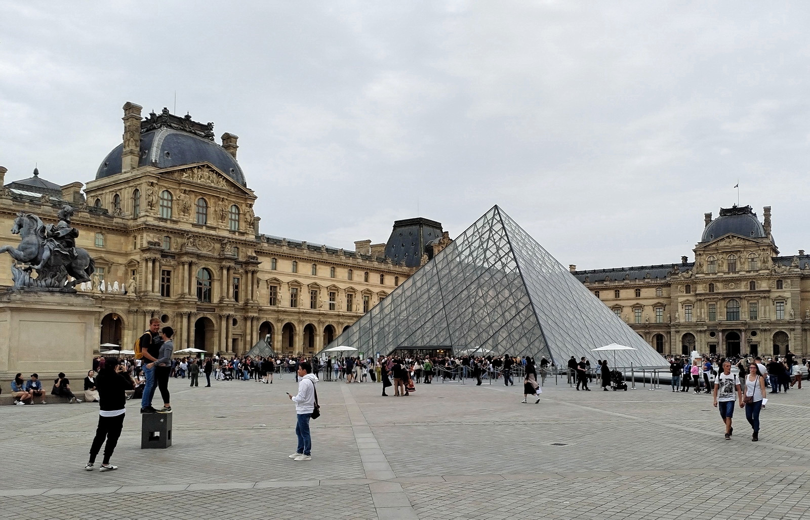 A Louvre, piramisával együtt kihagyhatatlan látványosság | Fotó: Szász Csaba
