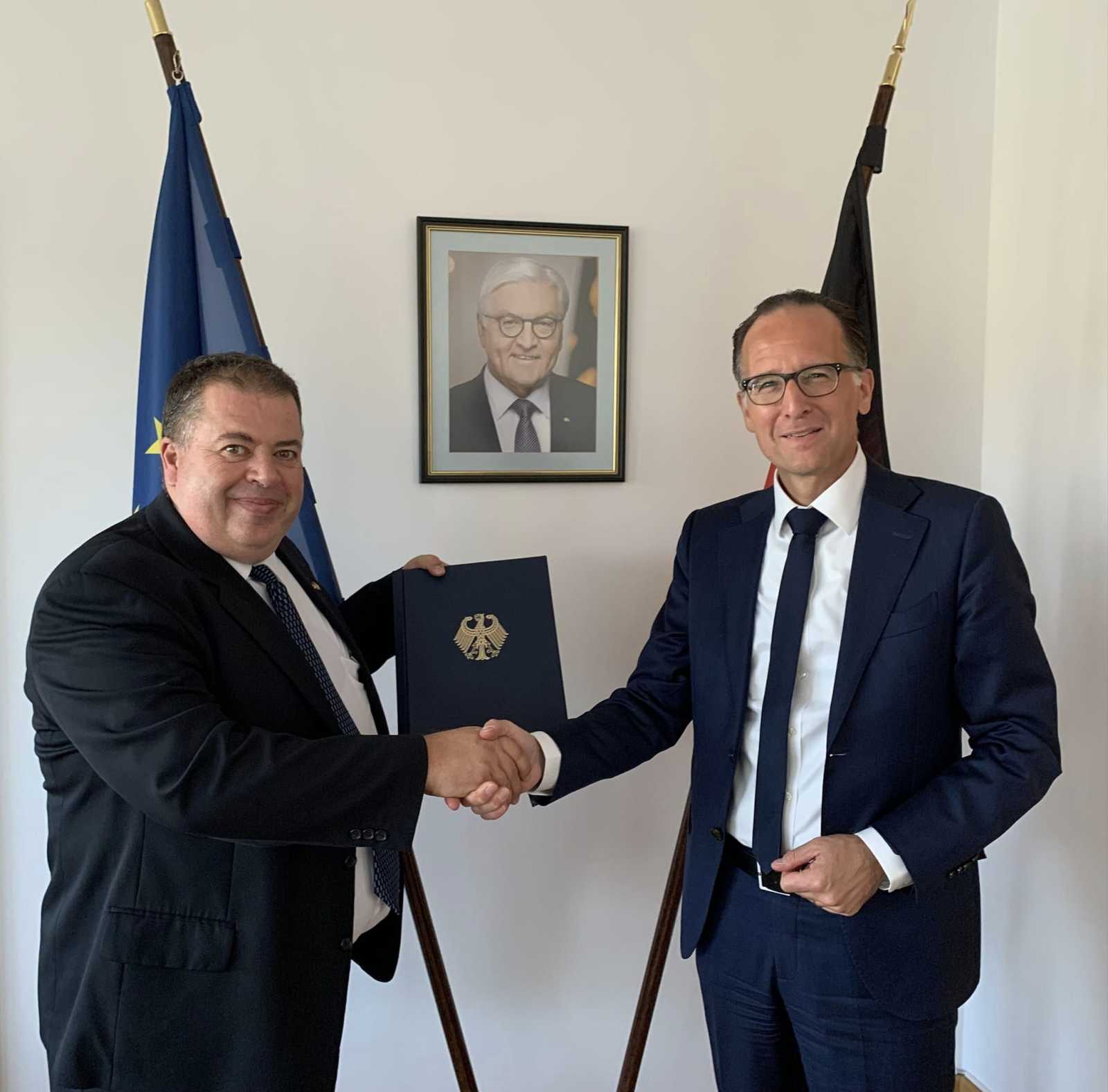 Peer Gebauer német nagykövet és Klaus-Harald Sift, a Szászország Alapítvány vezérigazgatója hétfőn a bukaresti német nagykövetségen Fotó: Németország bukaresti nagykövetségének Facebook oldala