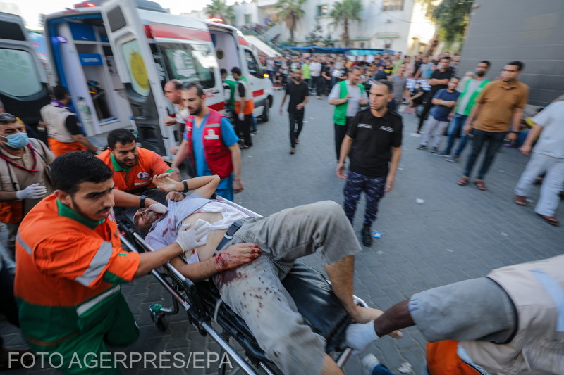 Gázai sérültet mentenek Fotó: Agerpres